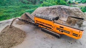 The remote-controlled SM 620 K Plus features a large charger hopper and a long discharge conveyor. Photo courtesy of Doppstadt.