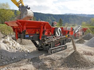 The new Jawmax 450 was in action during SBM's hard stone demo. According to SBM, an efficient double-deck circular vibrating pre-screen separates 0 to 25 mm during feeding, thus increasing the overall performance of the jaw crusher. Photo: SBM Mineral Processing