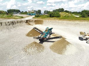 According to Powerscreen, the Titan 1300’s tail conveyor has the optimum combination of rollers and impact slips for durability while maximixing the power draw of the machine. Photo: Powerscreen