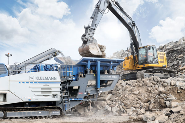 Along with a Kleemann Mobirex MR 130 Zi EVO2 impact crushing plant, Ramco utilizes a John Deere 345GLE excavator at its California recycled concrete operation. Photo: Kleemann