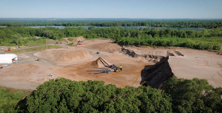 Pierce Builders’ open-cast pit in Broad Brook, Connecticut, processes sand, gravel and topsoil. (Photo: Kleemann)